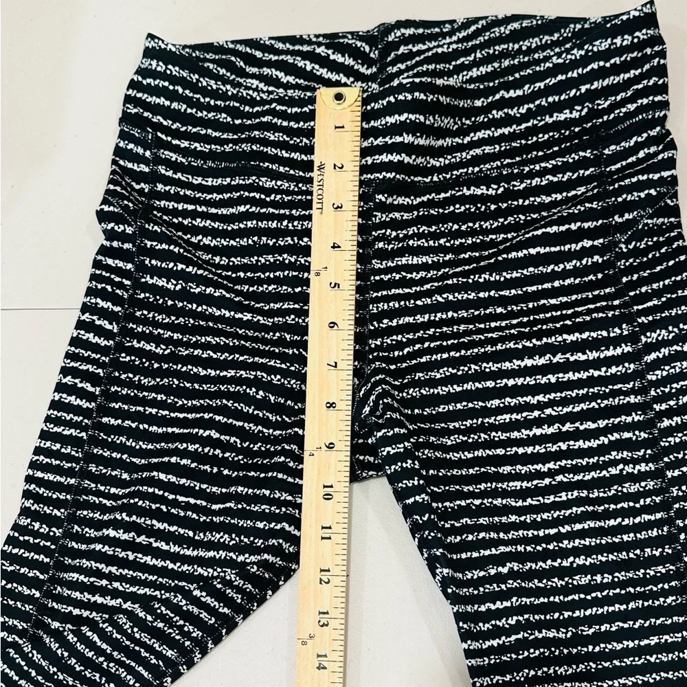 Under Armour Womens Favorite All‎ Over Fitted Capri Leggings Black/White Sz S